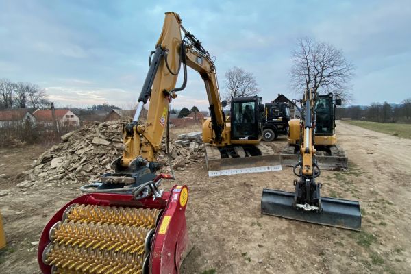 Bagrex - zemní práce a autodoprava - kátrovací lopata Lloyd